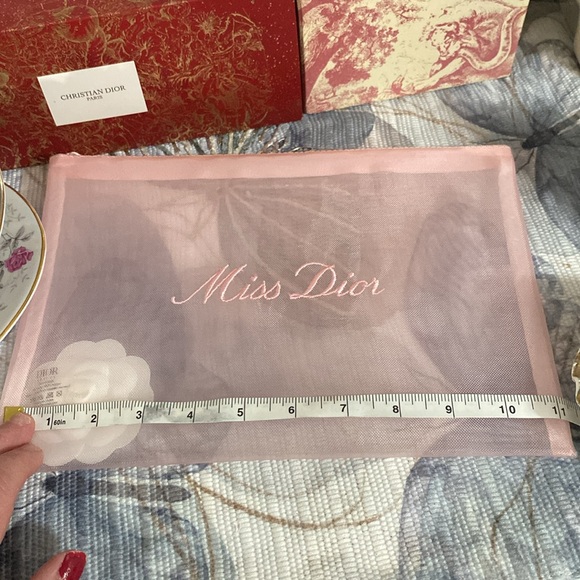MISS DIOR Pink Mesh Cosmetic Pouch with CD LE BAUME - Picture 12 of 12